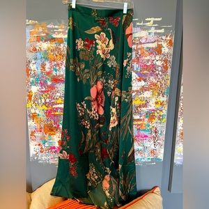 Lulu’s maxi skirt with slit   Size small